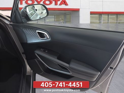Used 2025 Kia Soul LX w/ LX Technology Package FWD image 28