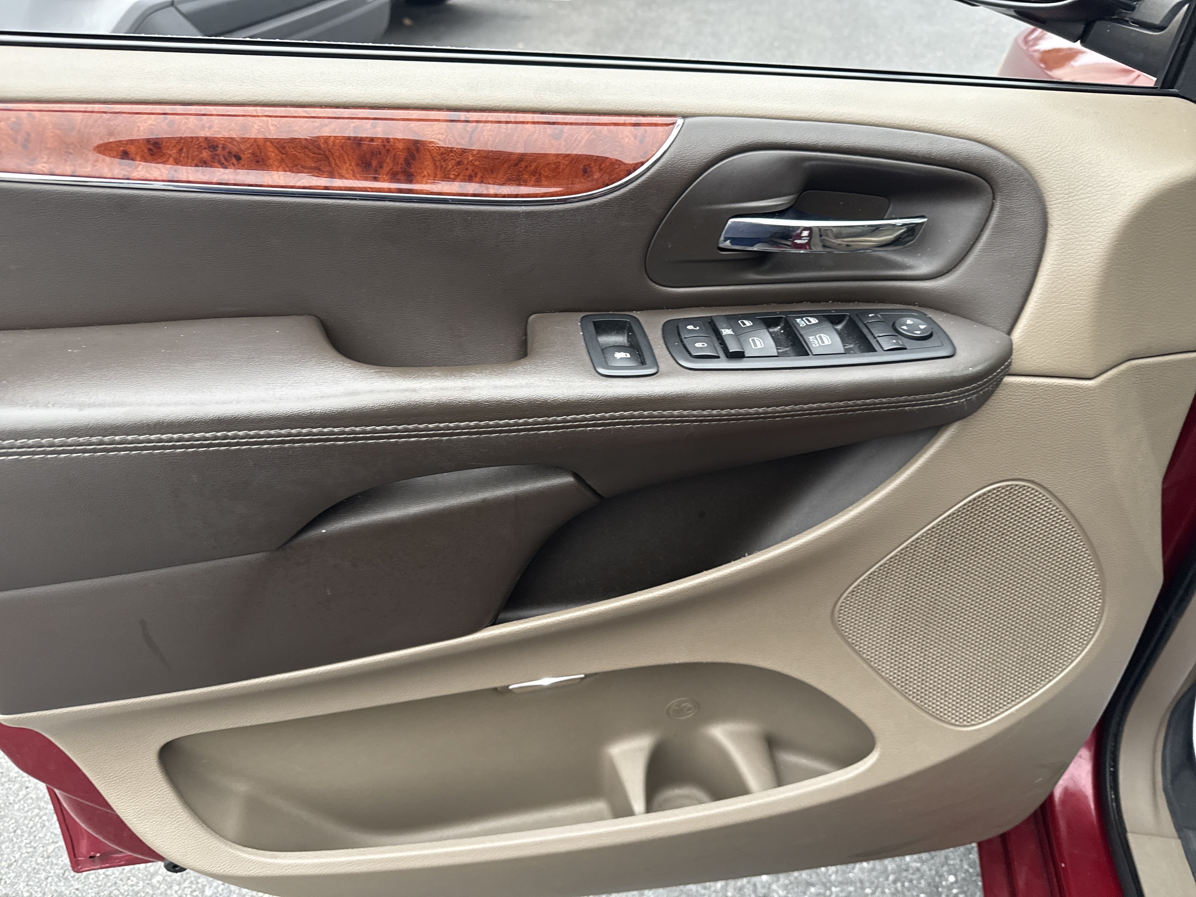 Used 2014 Chrysler Town & Country Touring-L w/ Driver Convenience Group FWD image 16