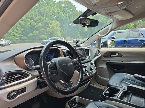 Used 2018 Chrysler Pacifica Touring-L FWD image 9