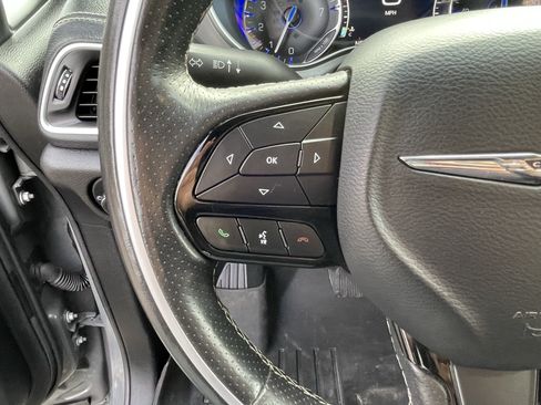 Used 2020 Chrysler Pacifica Limited w/ Advanced Safetytec Group FWD image 23