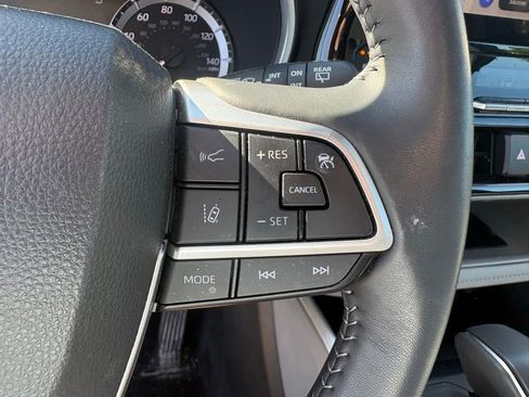 Used 2024 Toyota Highlander XLE AWD/4WD image 16