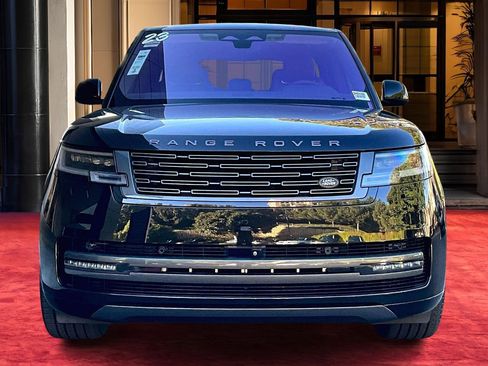 Used 2023 Land Rover Range Rover SE image 2