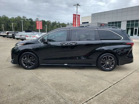 Used 2024 Toyota Sienna XSE w/ XSE Premium Package FWD image 2