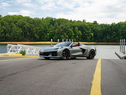 Used 2023 Chevrolet Corvette Z06 RWD image 3