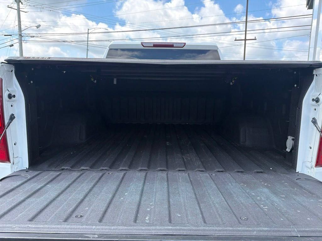 Used 2022 Chevrolet Silverado 1500 LT AWD/4WD image 9