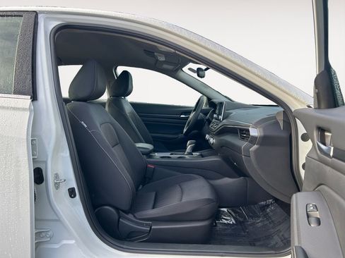 Used 2025 Nissan Altima 2.5 SV image 10