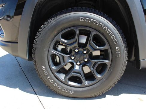 Used 2022 Jeep Cherokee Latitude w/ Sun & Sound Group AWD/4WD image 40