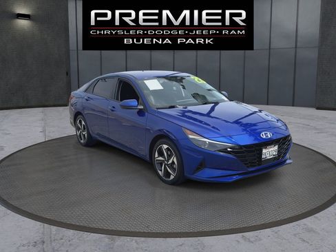 Used 2023 Hyundai Elantra SEL w/ Convenience Package FWD image 2