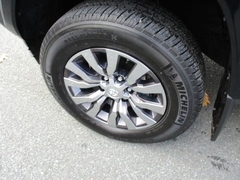 Used 2020 Toyota Tacoma Limited image 9