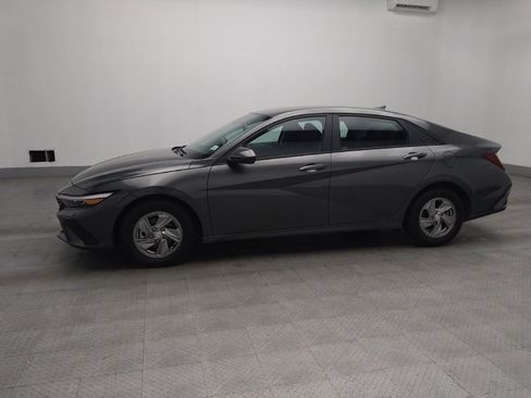 Used 2024 Hyundai Elantra SE FWD image 2