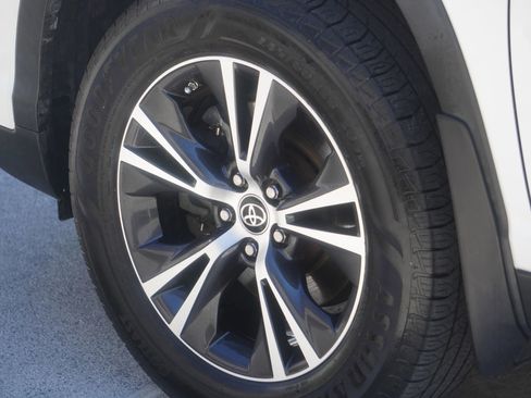 Used 2019 Toyota Highlander LE AWD/4WD image 23
