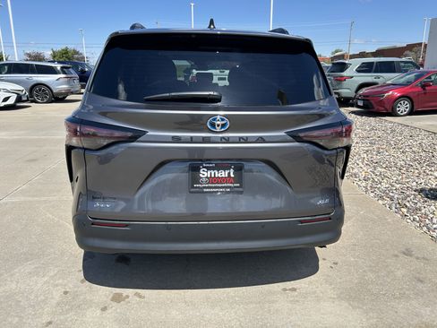 Certified 2025 Toyota Sienna XLE FWD image 5