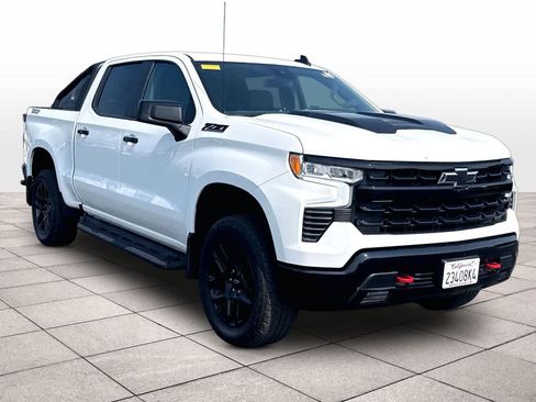 Used 2025 Chevrolet Silverado 1500 LT Trail Boss w/ Convenience Package II AWD/4WD image 3