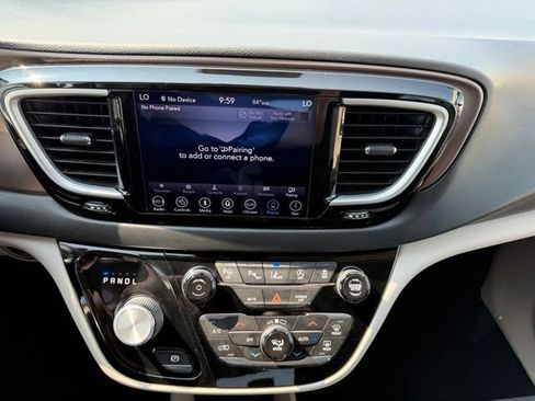 Used 2019 Chrysler Pacifica Touring Plus w/ Advanced Safetytec Group FWD image 17