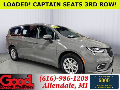 Used 2023 Chrysler Pacifica Touring-L FWD image 1