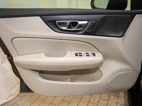 Used 2019 Volvo V60 T5 Momentum image 12
