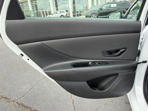 Certified 2025 Hyundai Elantra Sport image 21