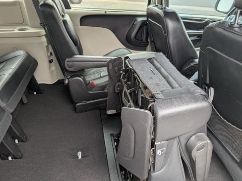 Used 2016 Chrysler Town & Country Touring w/ Driver Convenience Group image 18