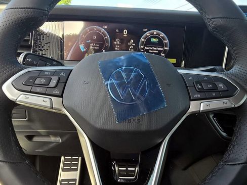 New 2026 Volkswagen Tiguan SE R-Line FWD image 10