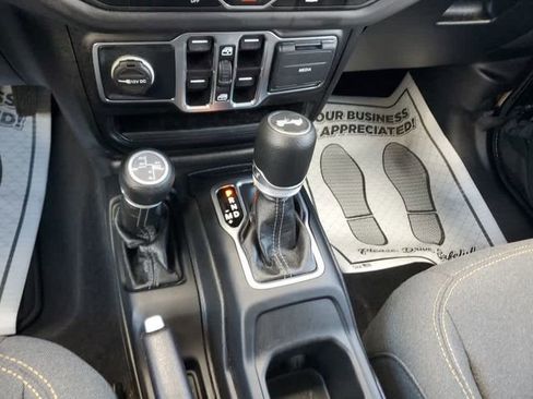 Used 2025 Jeep Wrangler Unlimited Sahara AWD/4WD image 19