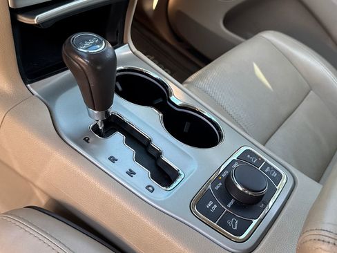 Used 2013 Jeep Grand Cherokee Overland image 16