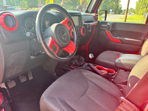 Used 2014 Jeep Wrangler Unlimited Sahara w/ Connectivity Group image 21