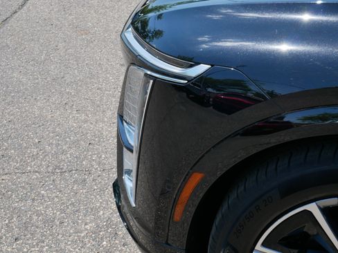 Used 2024 Cadillac Lyriq Luxury AWD/4WD image 16