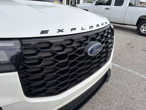 Used 2025 Ford Explorer ST-Line w/ ST-Line Street Pack AWD/4WD image 9