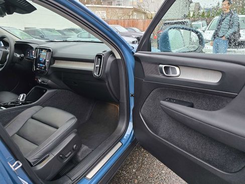 Used 2025 Volvo XC40 B5 Plus image 10