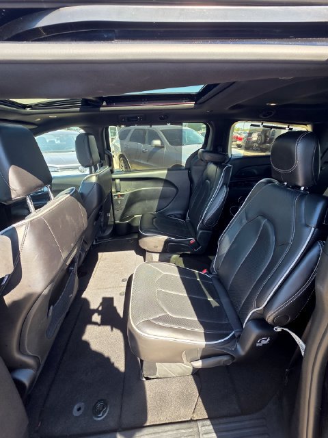 Used 2025 Chrysler Pacifica Limited FWD image 11