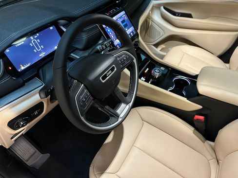 New 2025 Jeep Grand Cherokee L Limited image 9