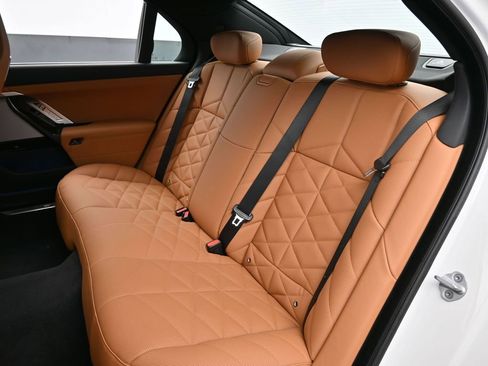 Used 2025 BMW 740i xDrive image 40