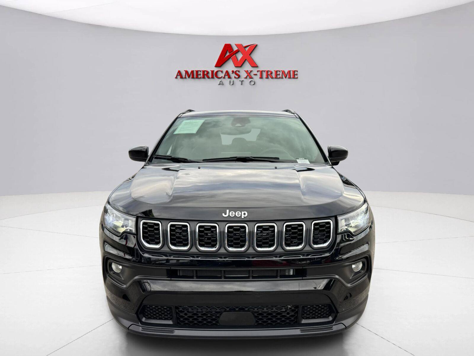 Used 2024 Jeep Compass Latitude w/ Sun and Sound Group AWD/4WD image 9