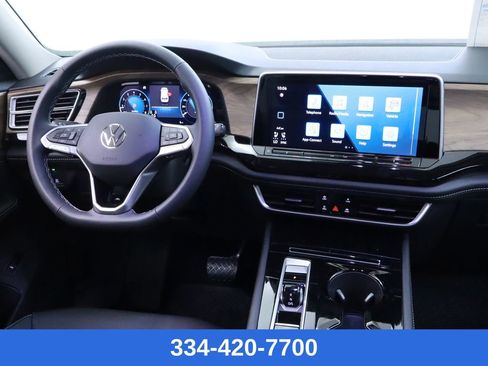 Certified 2025 Volkswagen Atlas SE w/ Black Wheel Package image 9