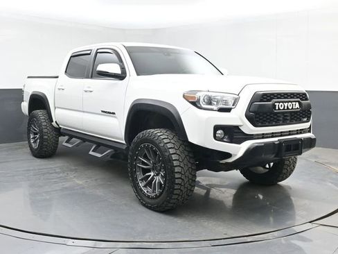 Used 2019 Toyota Tacoma TRD Off-Road w/ Technology Package AWD/4WD image 2