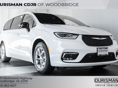 New 2026 Chrysler Pacifica Limited w/ Uconnect Theater Family Group