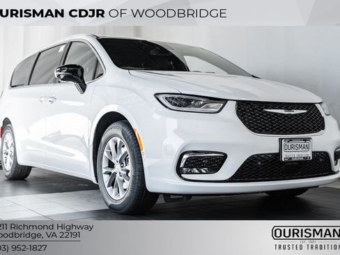 New 2026 Chrysler Pacifica Limited w/ Uconnect Theater Family Group image 1