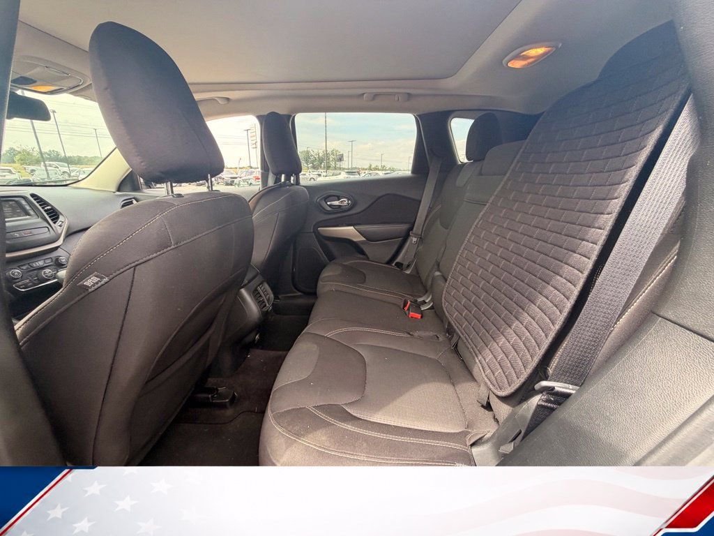 Used 2017 Jeep Cherokee Latitude w/ Comfort/Convenience Group AWD/4WD image 9