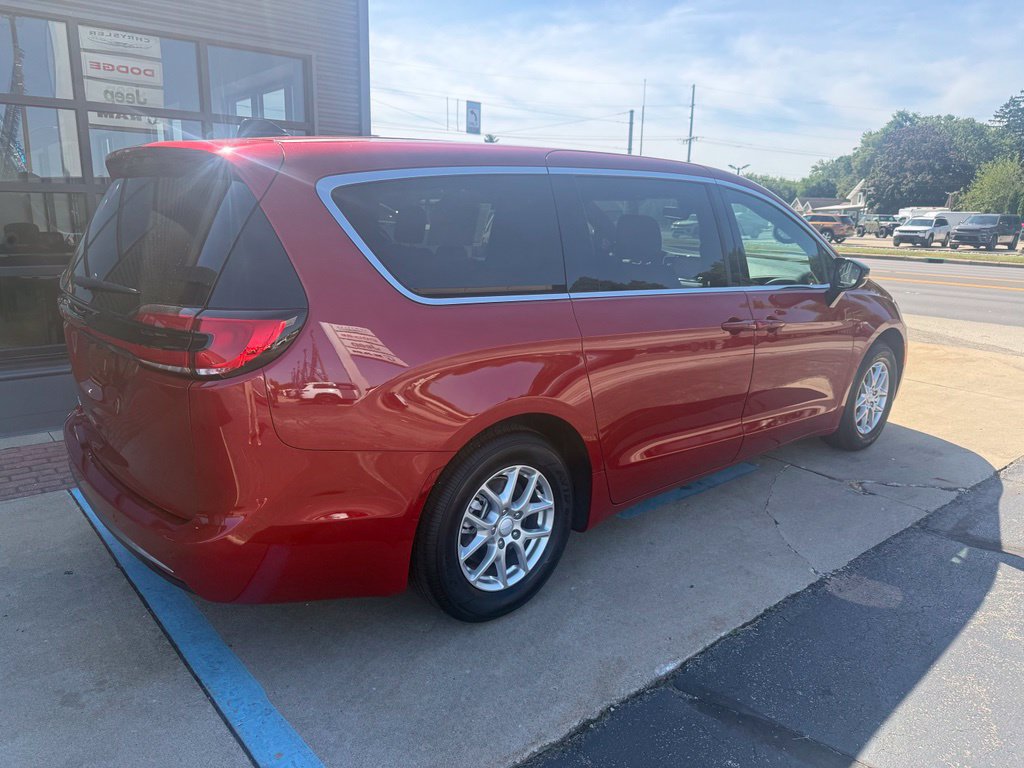New 2027 Chrysler Pacifica Select FWD image 13