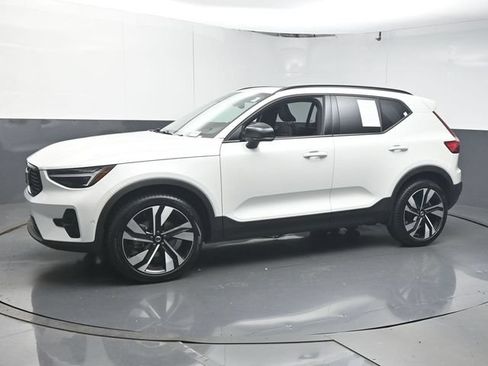Used 2025 Volvo XC40 B5 Ultra AWD/4WD image 4