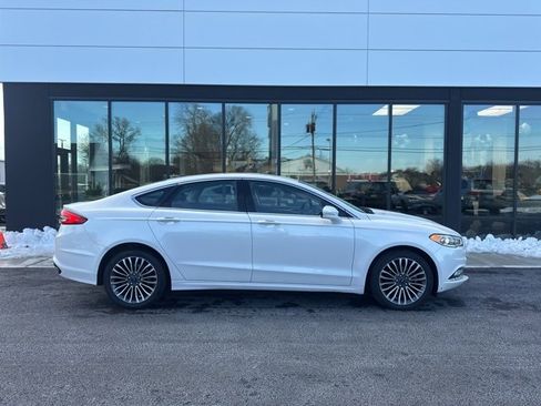 Used 2017 Ford Fusion SE w/ Fusion SE Technology Package image 2