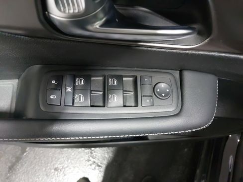 Used 2025 Chrysler Pacifica Select image 30