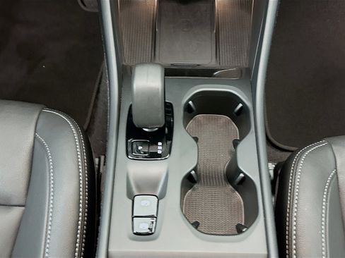 Used 2025 Volvo XC40 B5 Core image 25