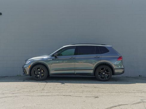 Used 2023 Volkswagen Tiguan SE R-Line FWD image 2