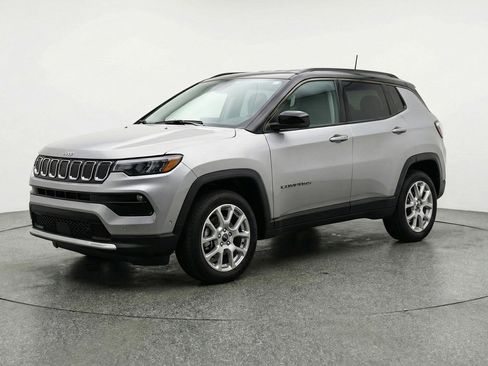 Used 2025 Jeep Compass Limited AWD/4WD image 3