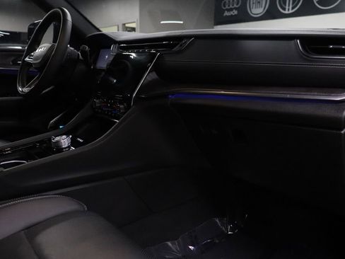 Used 2024 Jeep Grand Cherokee Overland w/ Advanced Protech Group III image 28