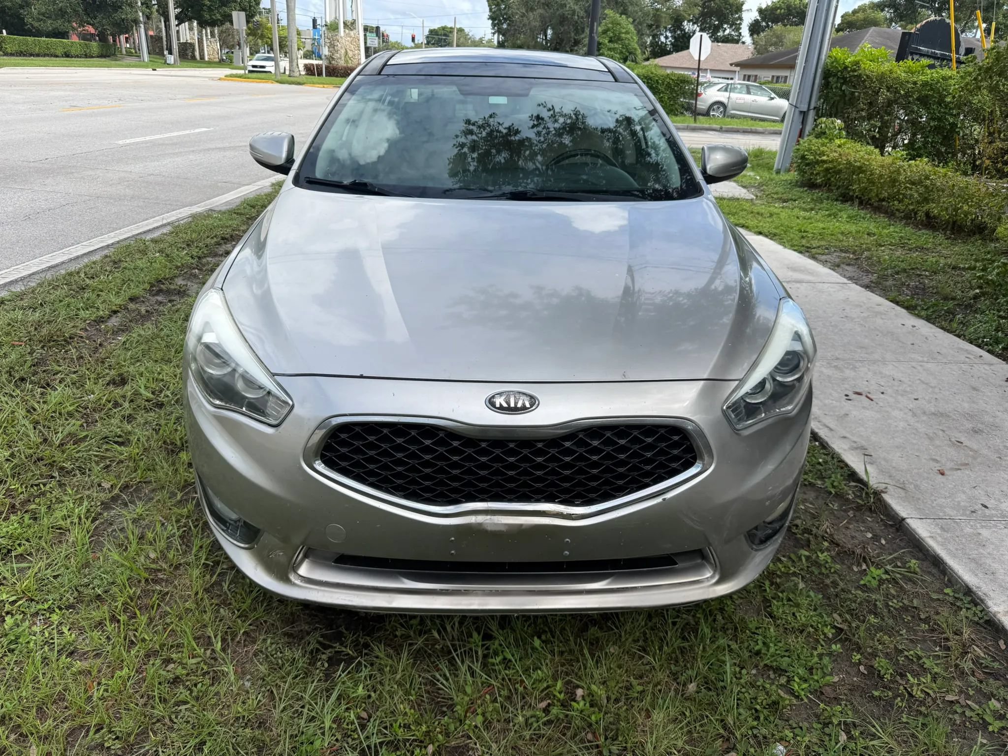 Used 2014 Kia Cadenza Premium w/ Luxury Package FWD image 2
