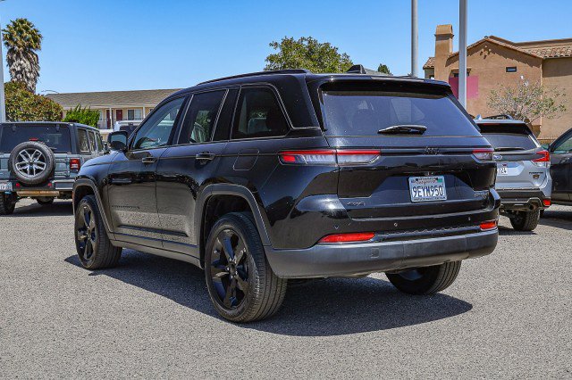 Used 2023 Jeep Grand Cherokee Limited w/ Black Appearance Package AWD/4WD image 6