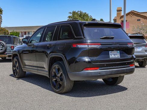 Used 2023 Jeep Grand Cherokee Limited w/ Black Appearance Package AWD/4WD image 6