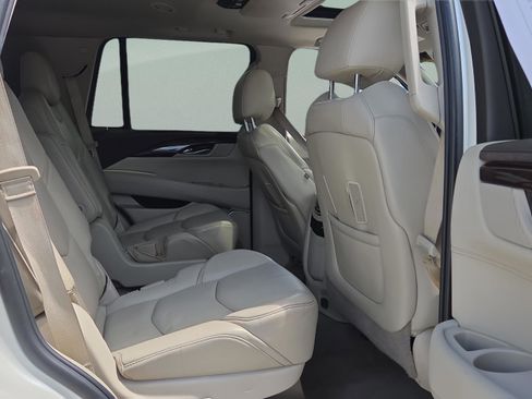 Used 2015 Cadillac Escalade Luxury AWD/4WD image 16